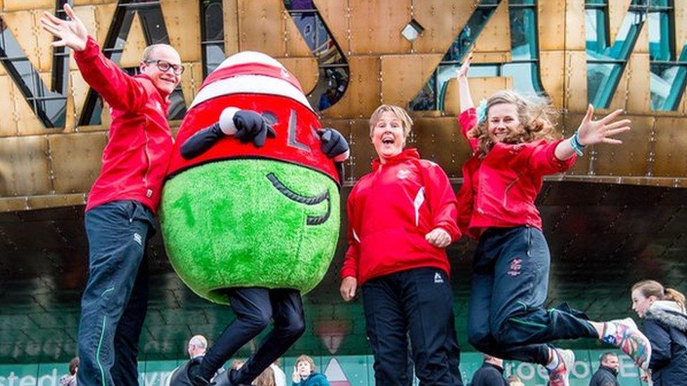 Mistar Urdd ac athletwyr Cymru