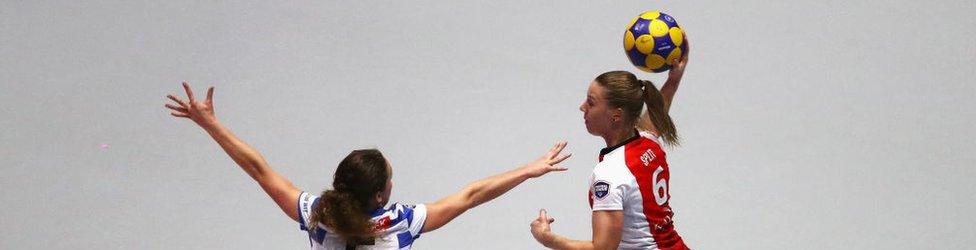 One woman tries to pass the ball as another woman moves to block her path in the Dutch Korfball league