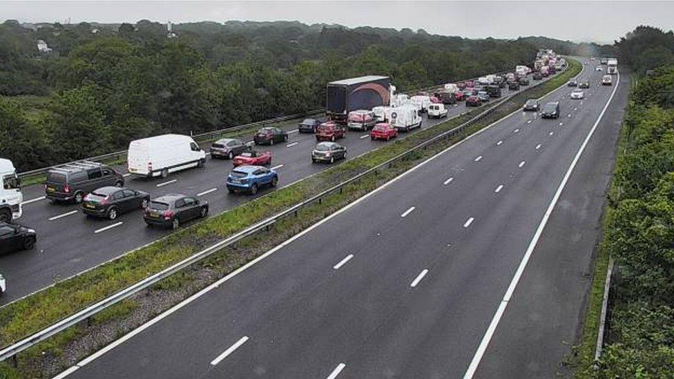 Traffic queuing on the M4