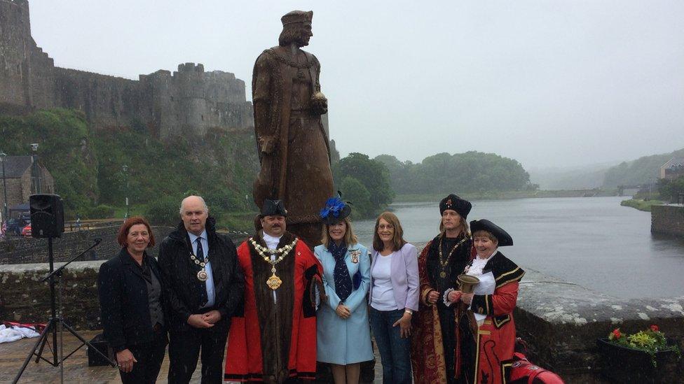 The statue of Henry VII