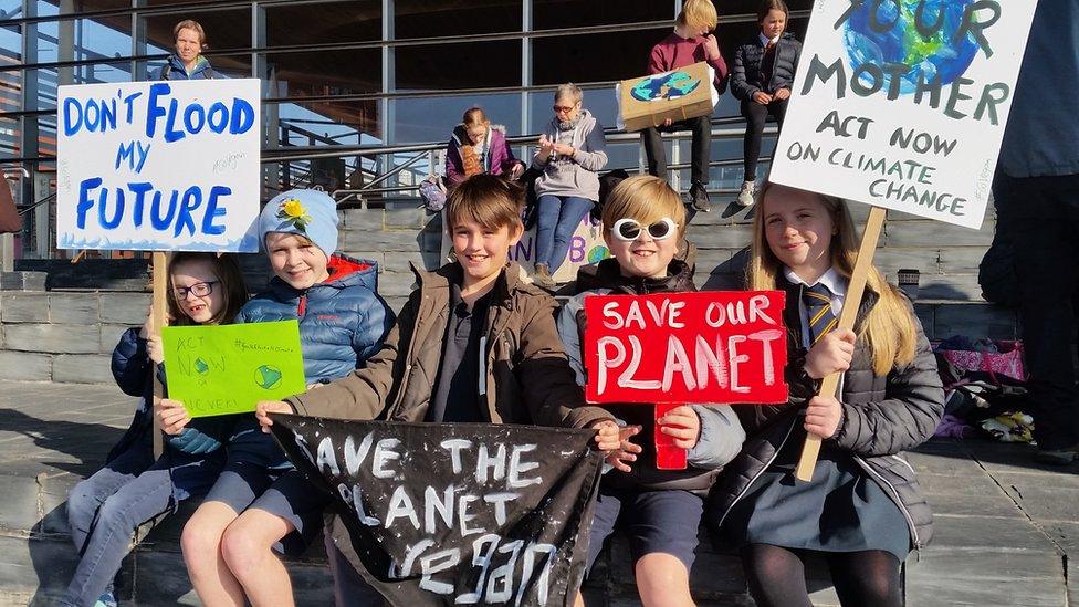 Protest newid hinsawdd Caerdydd