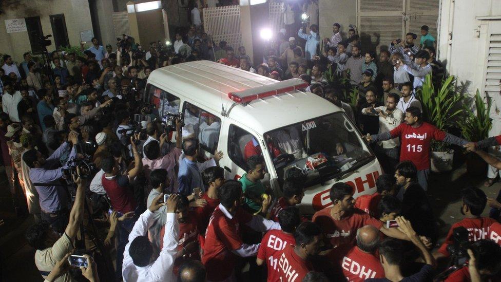 Volunteers of Edhi foundation escort the body of Pakistan's renowned social worker Abdul Sattar Edhi