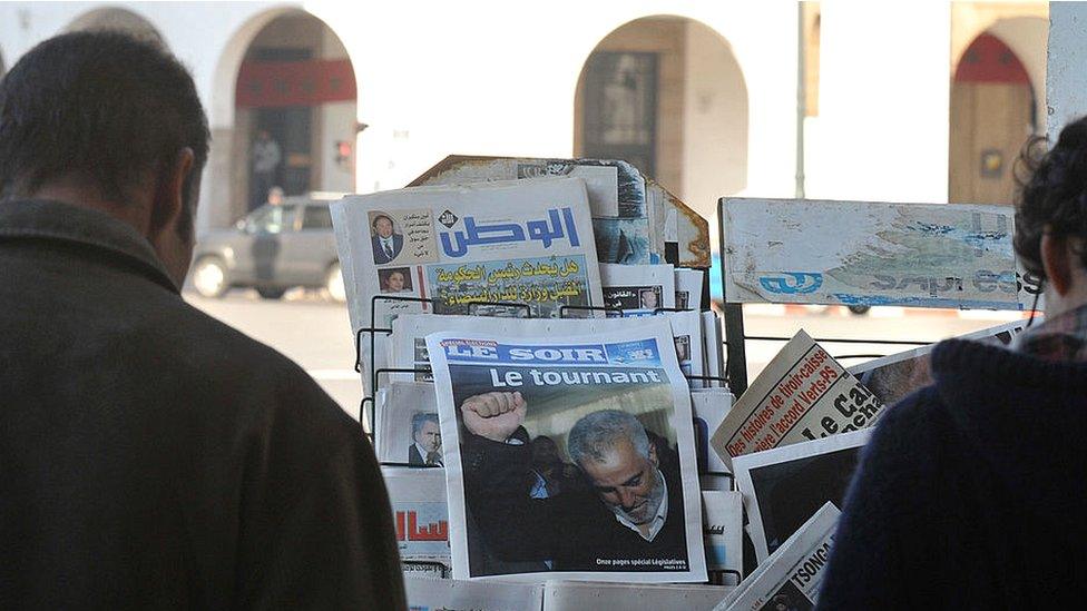 Moroccans look on in Rabat at the front pages of newspapers, focusing on the victory of the Islamist Justice and Development Party (PJD) - November 2011