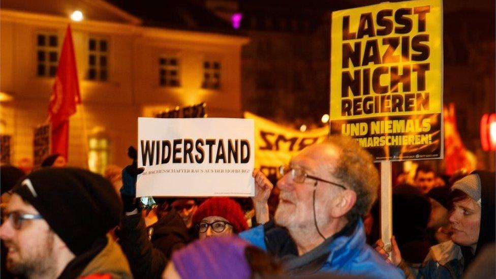 Demonstrators in Vienna hold banners that read "Resistance" and "Do not let Nazis win". Photo: 26 January 2018