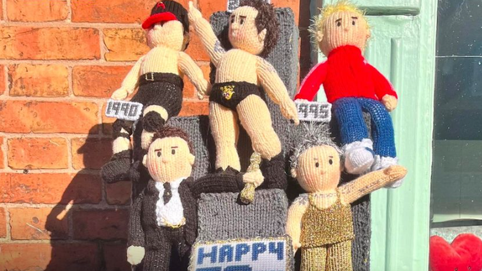 Knitted models of Robbie Williams