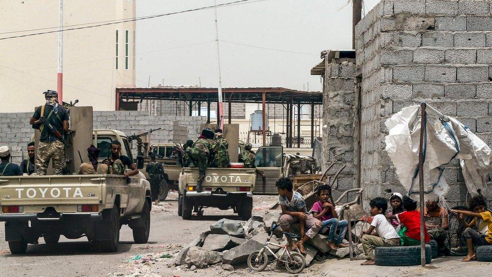 Yemeni fighters loyal to the government patrol a street in Aden (9 August 2018)