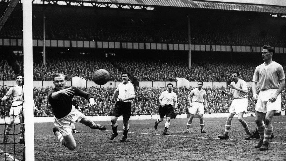 Fe wnaeth Bert Trautmann chwarae dros 500 o weithiau i Manchester City