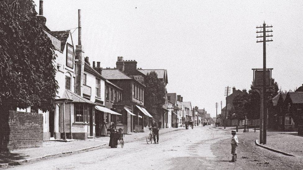 Outside the Red Lion in Bracknell in 1907