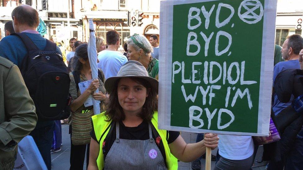 Protestwyr yn Aberystwyth ym mis Medi