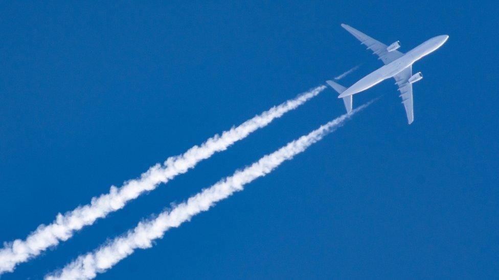 A aeroplane and its condensation trails