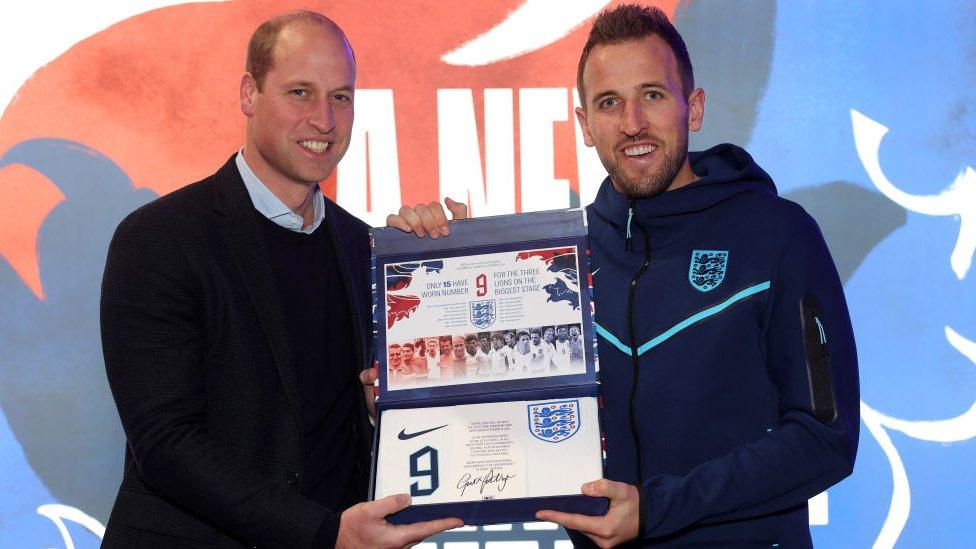 Tywysog Cymru yn cyflwyno crys i gapten Lloegr, Harry Kane yn gynharach yr wythnos hon