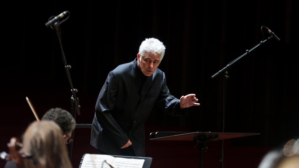 Grant Llewellyn conducting