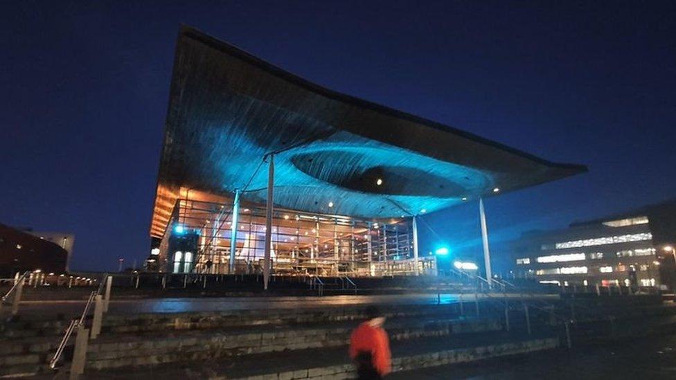 Cafodd y Senedd ei goleuo yn lliwiau baner yr Wcrain o felyn a glas nos Iau