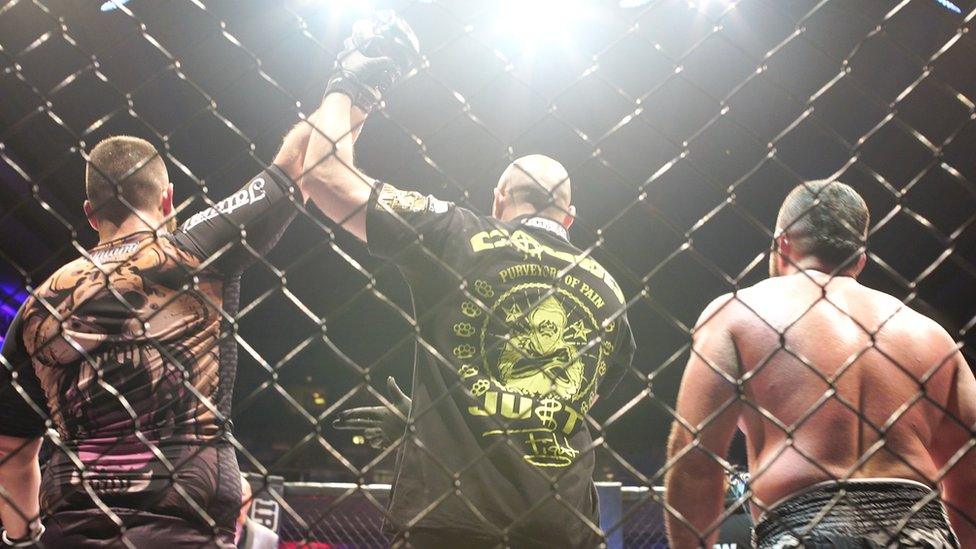 The referee announces Granieri winner