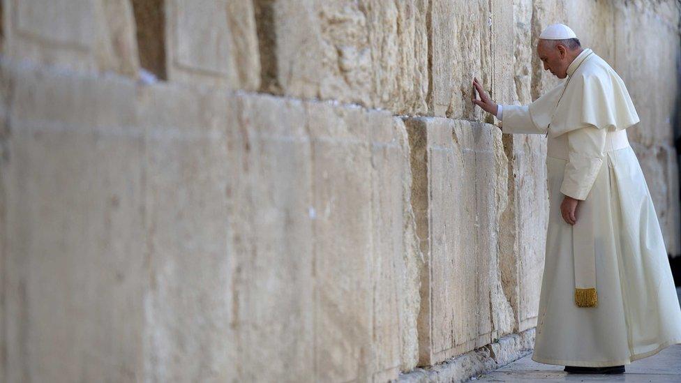Pope Francis' hand of friendship to Jews - BBC News