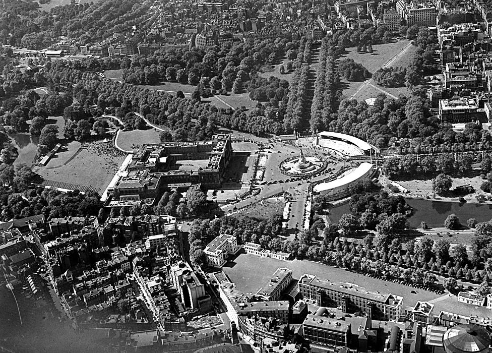 Aerial view of Buckingham Palace, circa 1950