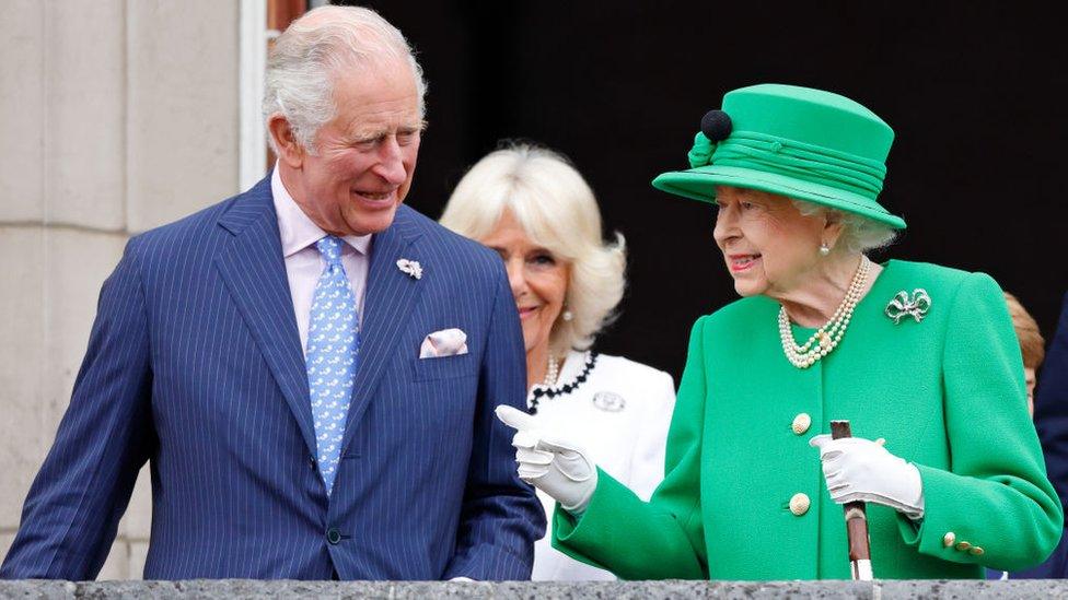 Prince Charles, Prince of Wales and Queen Elizabeth II stand on the balcony of Buckingham Palace following the Platinum Pageant on June 5, 2022.