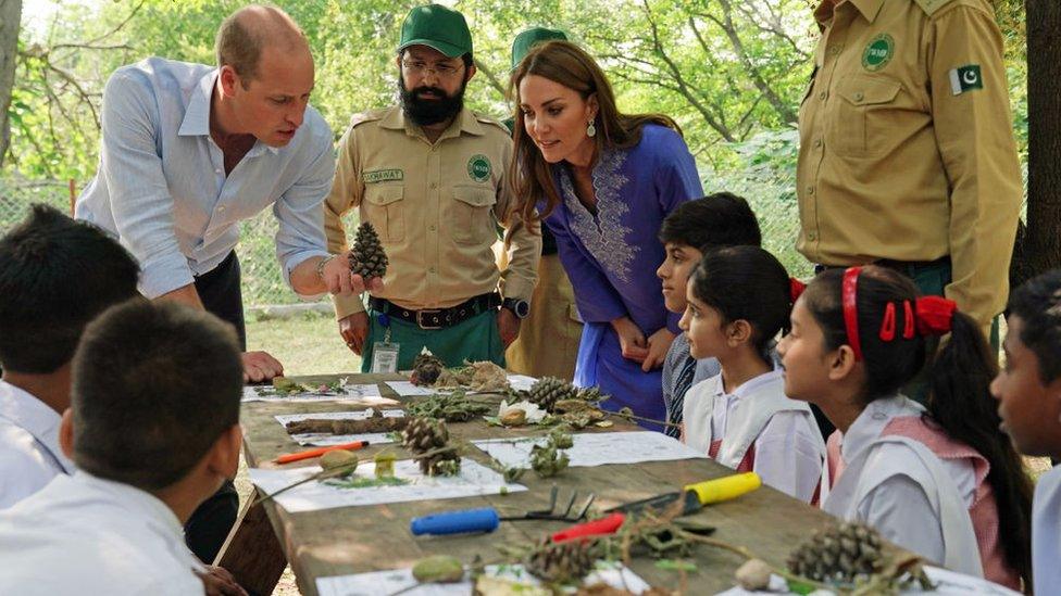 duke-and-duchess-of-cambridge-with-school-children.