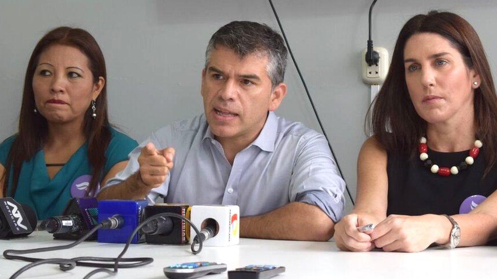 Barred former presidential candidate, Julio Guzman (centre), speaks to reporters in Lima (3/4/16)