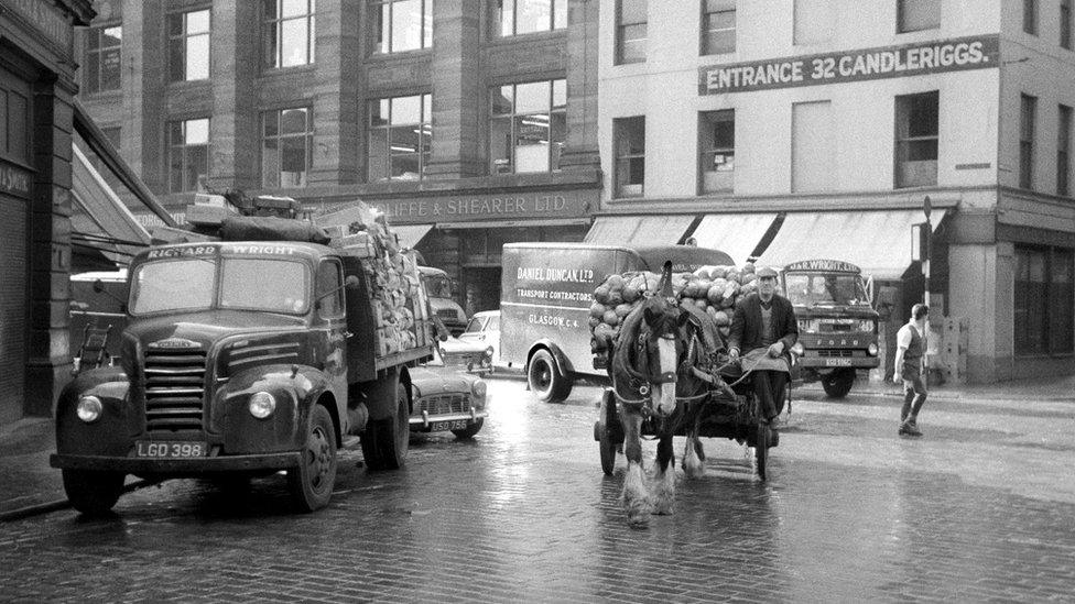 A horse and cart outside the Fruitmarket in Glasgow in 1965