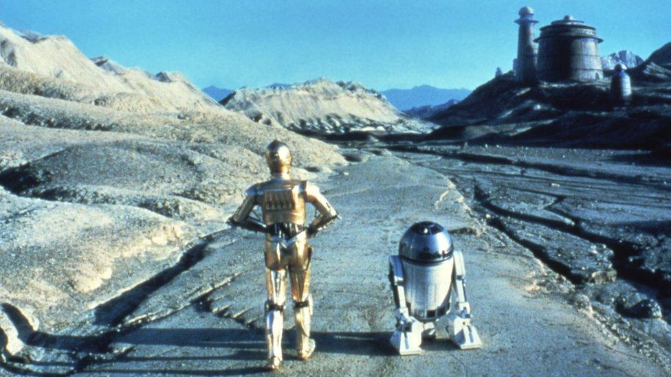 Robots C-3P0 and R2-D2 approach Jabba the Hutt's palace in Return of the Jedi