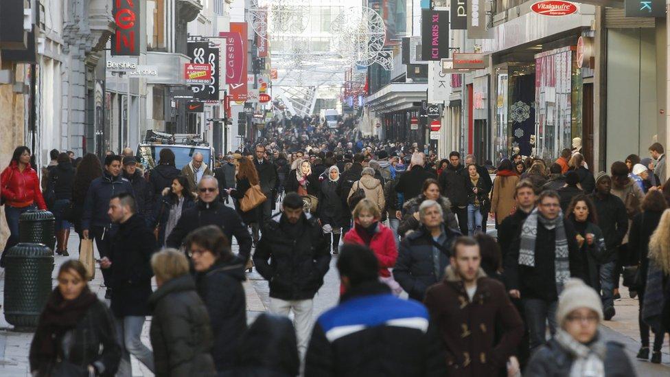 Crowds in the centre of Brussels (26 Nov)