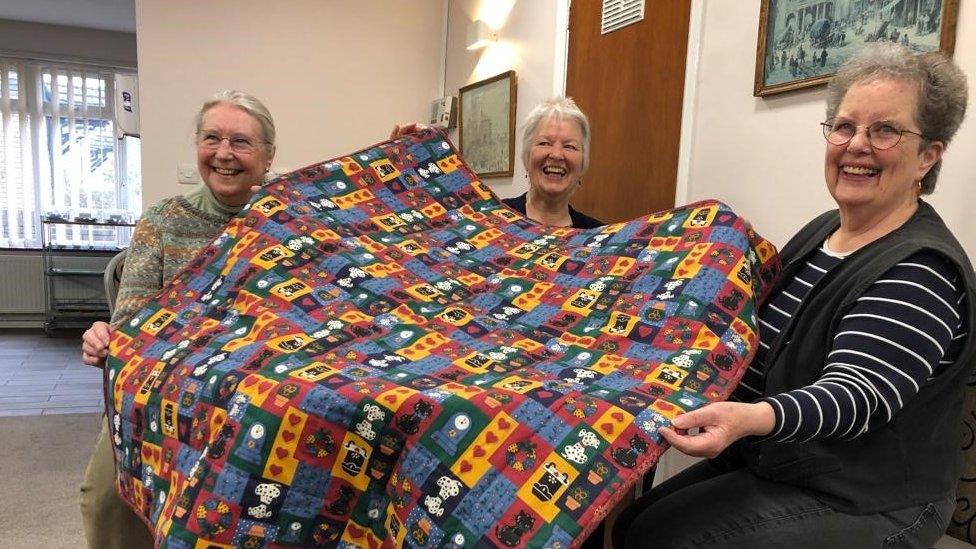 Jean Watt, Trish McLachlan & Murri Smith with a quilt