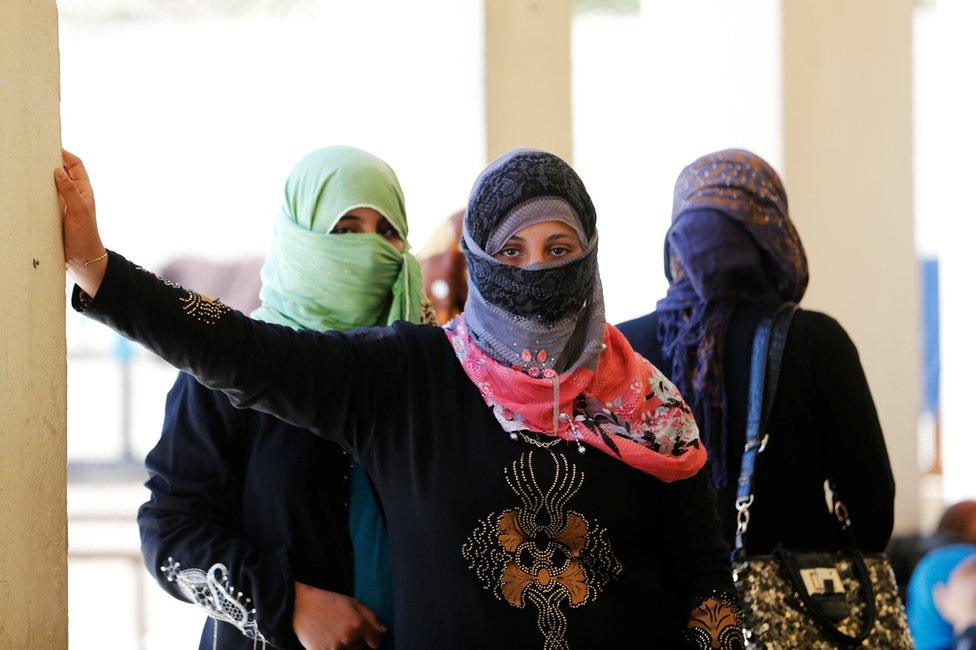 Civilians from Falluja shelter in the Iraqi town of Garma, 30 May