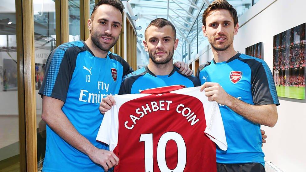 Arsenal players with Cashbet promo shirt