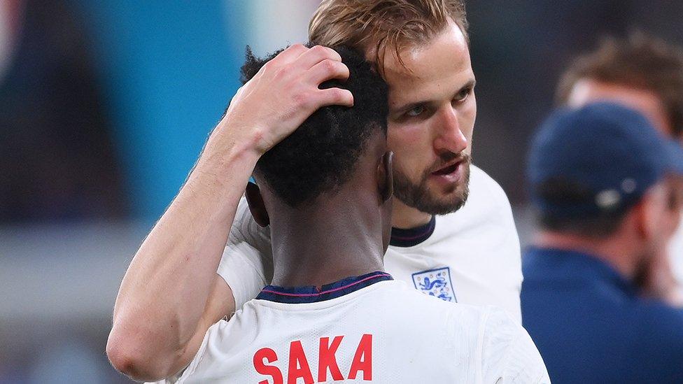 Harry Kane hugs Bukayo Saka