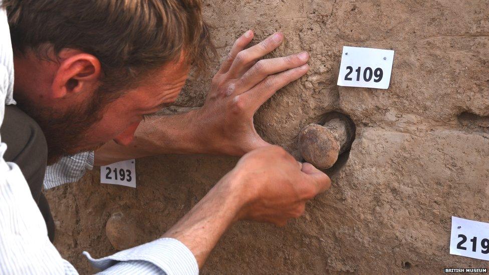 Excavating cones from the walls of the temple at Tello