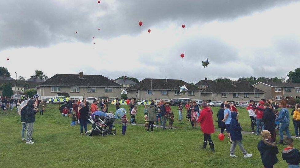 People release balloons