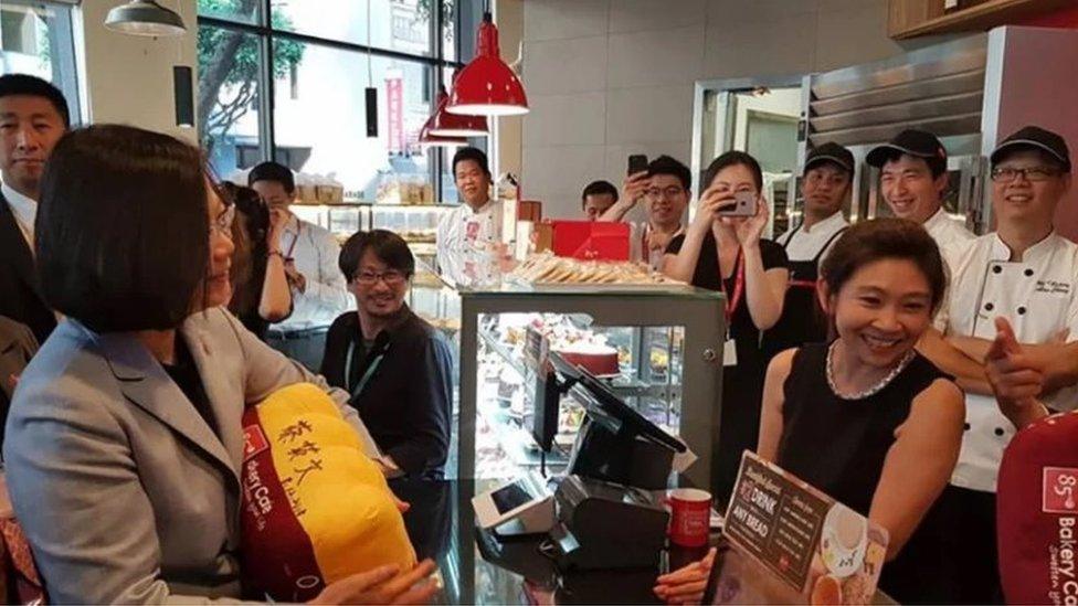 Tsai Ing-wen in the 85C Bakery in Los Angeles