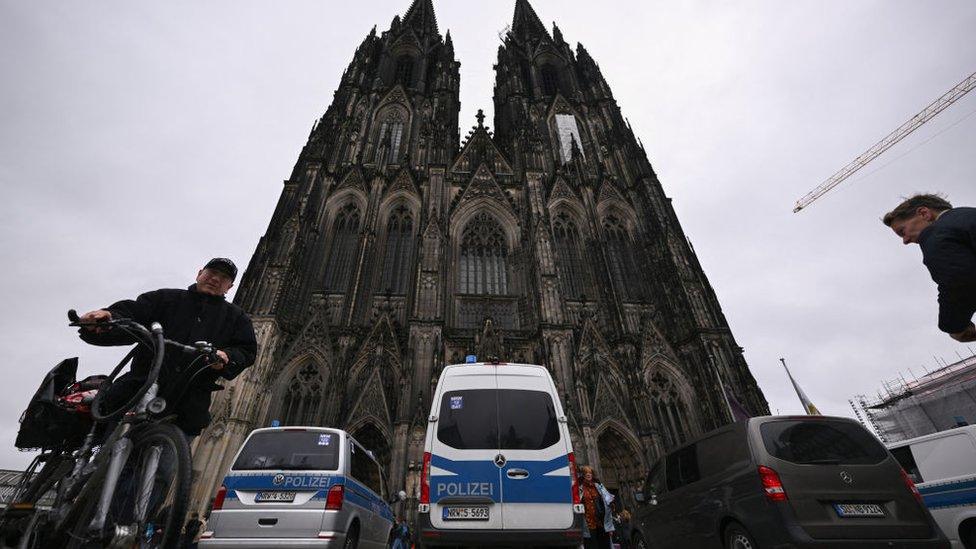 Police cars stand in front of the Cologne Cathedral