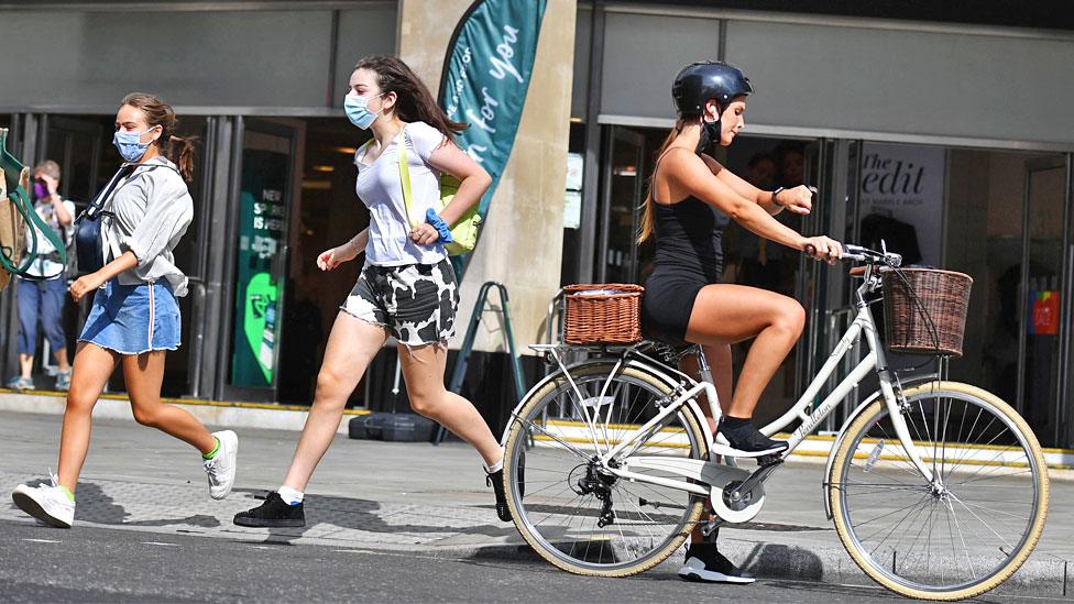 Pedestrians and a cyclict in London