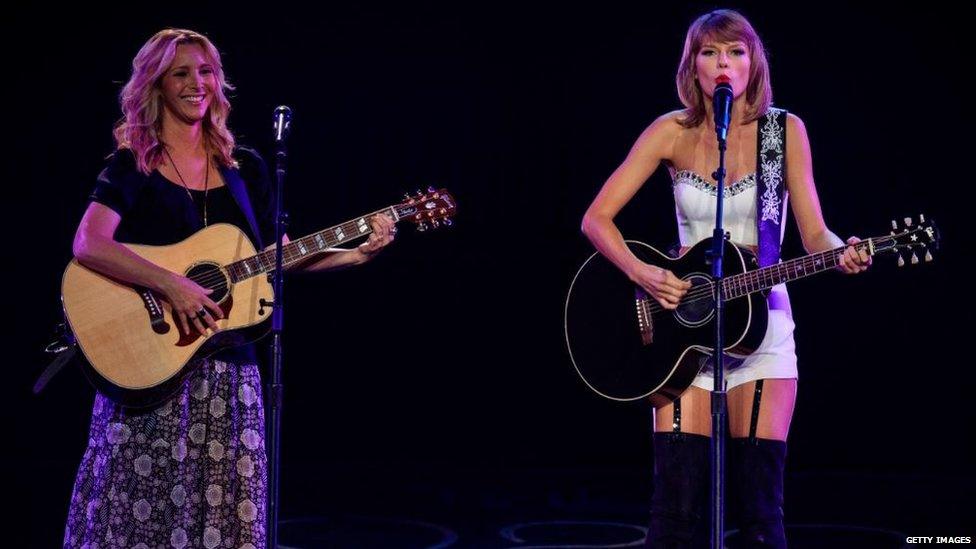 Lisa Kudrow and Taylor Swift on stage