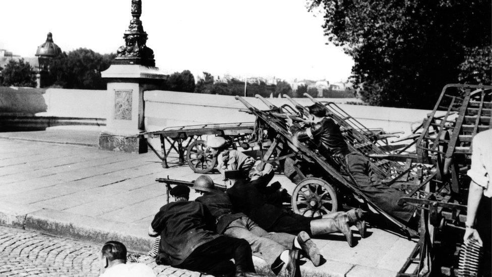 French irregulars barricade the Pont-Neuf