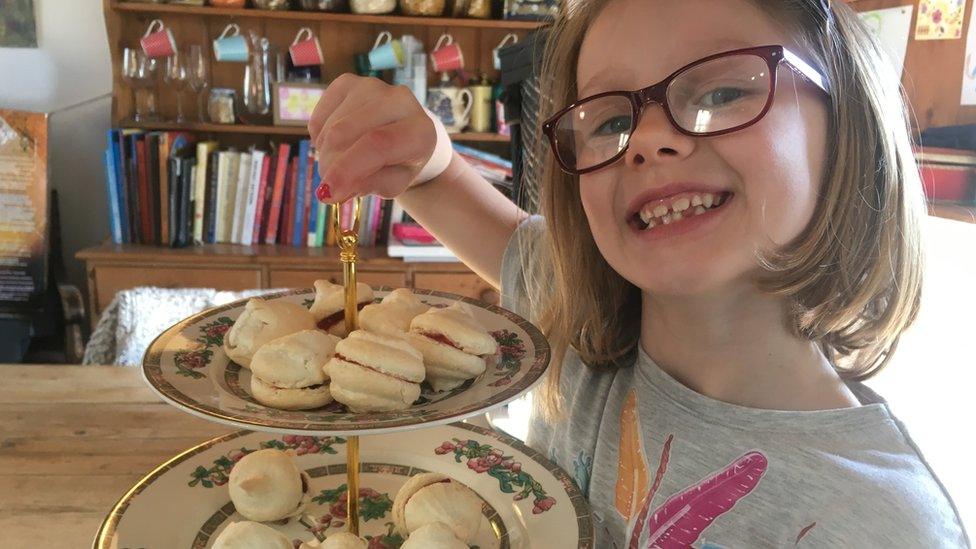 GIRL-WITH-MACARONS-CAKE-STAND.