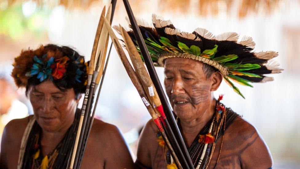 Two Cinta Larga leaders during a meeting