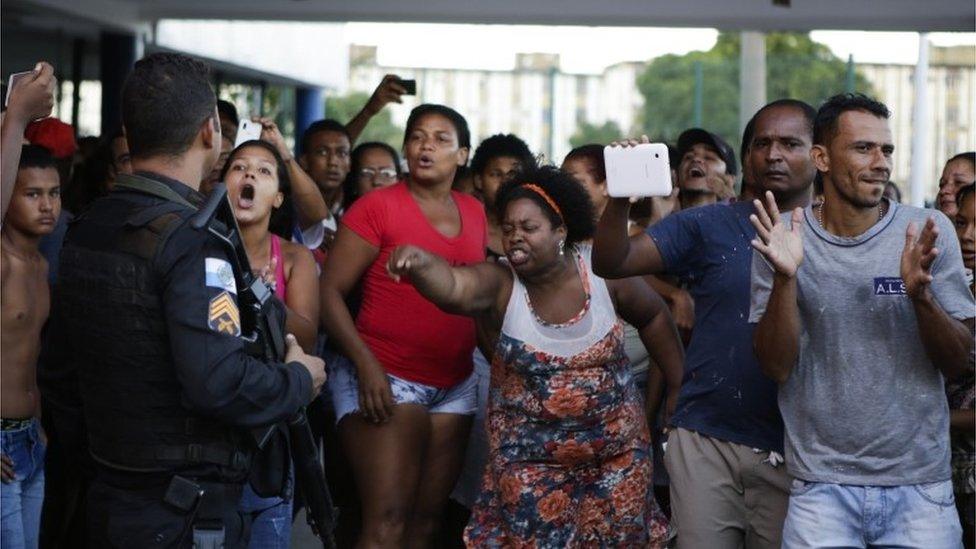 Protest against the death of 13 year-old girl killed by a stray bullet outside her her school in Rio (30/03/2017)