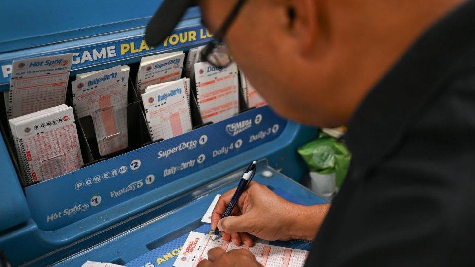 Man playing Mega Millions in California