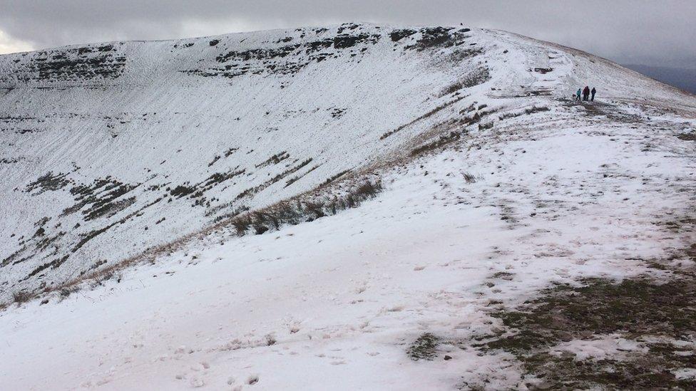 Achubwyr mynydd Aberhonddu yn yr eira