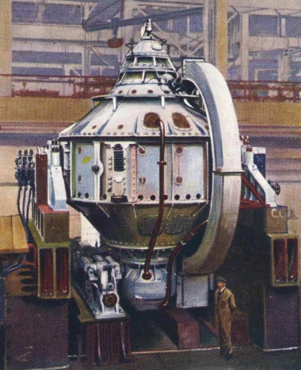 A cigarette card illustration of a gyrocompass built by the Sperry Gyroscope Company, from a 1938 series called "Modern Wonders"