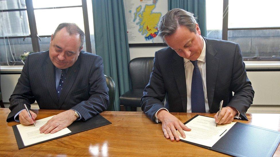 Alex Salmond and David Cameron signing Edinburgh Agreement