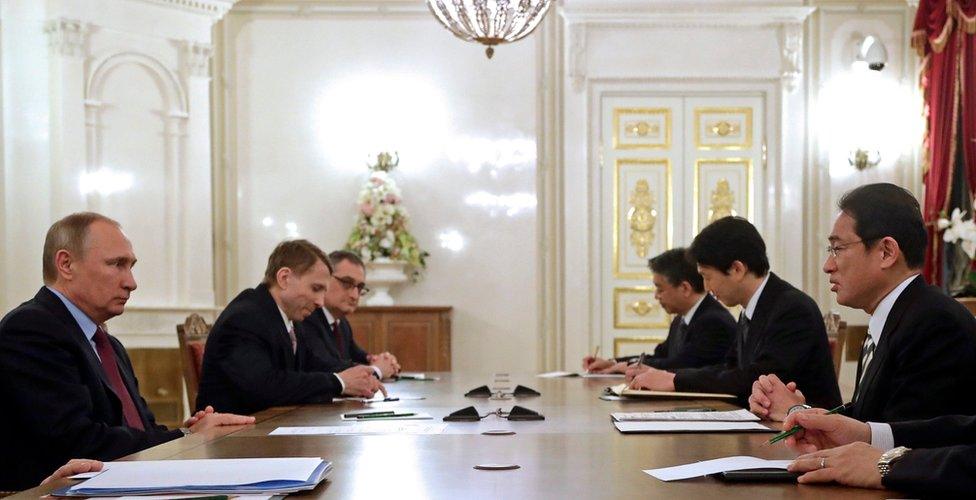 Russian President Vladimir Putin (left) meets with Japanese Foreign Minister Fumio Kishida (right) in St Petersburg, Russia, 2 December 2016.