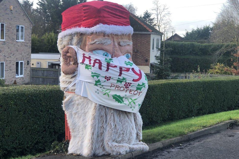 The Santa with a facemask