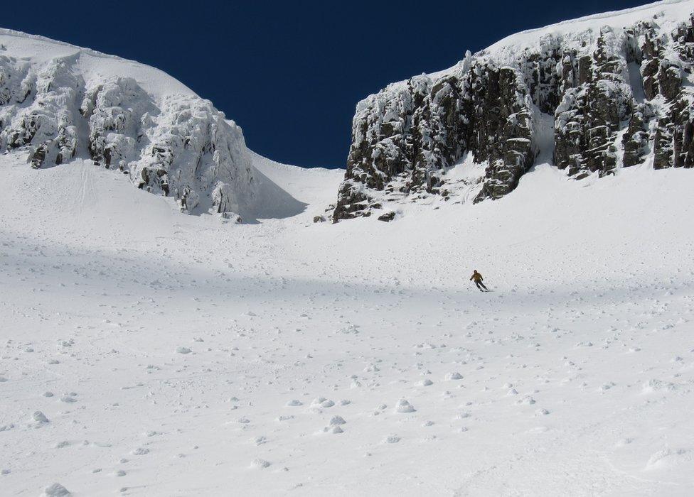 Skiing into Coire an Lochain on Aonach Mòr