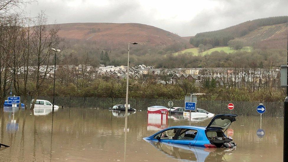 Ceir mewn maes parcio yn Aberpennar