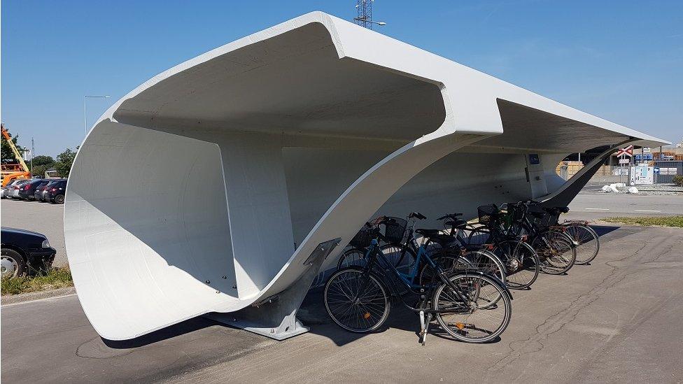 Wind turbine blade cycle shed