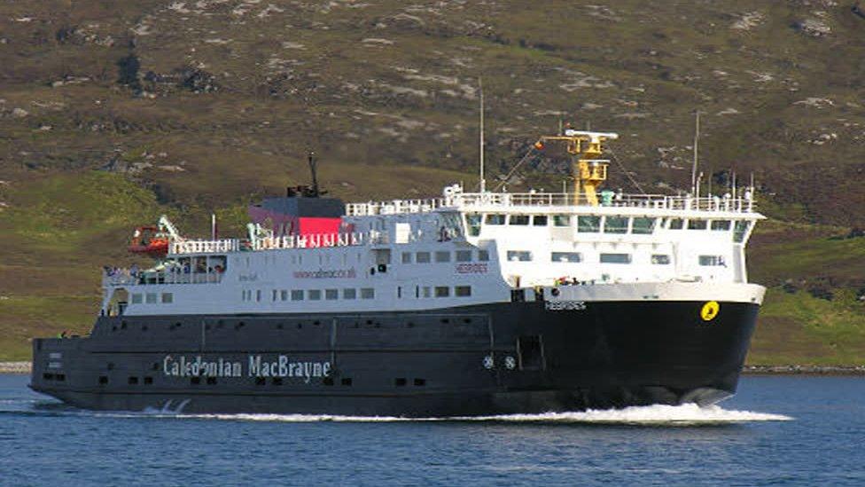 Thèid am bàta ùr an àite an Hebrides.